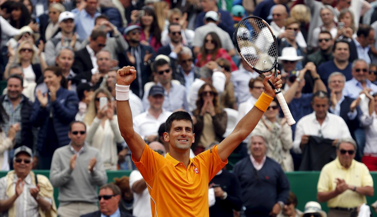 Ekspresi Kemenangan Novak Djokovic usai memastikan satu tiket berlaga di final Monte Carlo Masters (REUTERS/Jean-Paul Pelissier)
