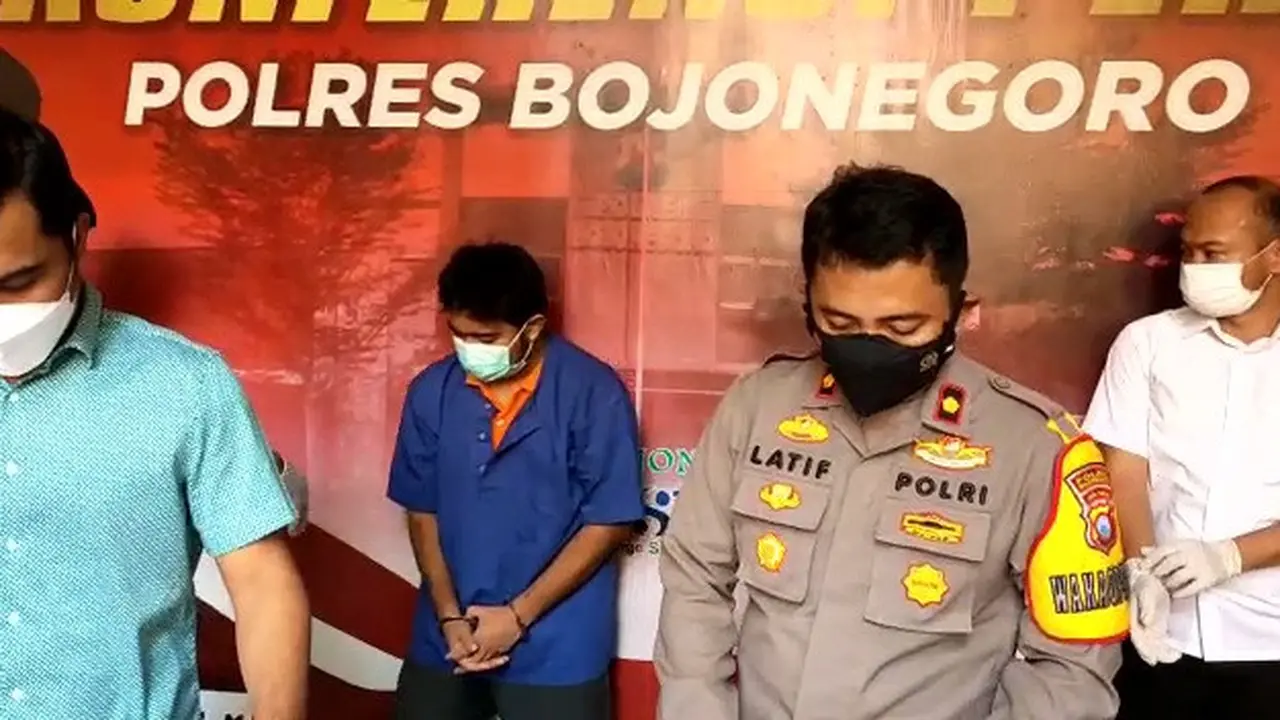 Polisi menangkap pria yang pamer alat kelamin di muka umum. (Ahmad Adirin/Liputan6.com)