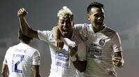 Pemain Arema FC, Kushedya Hari Yudo dan Muhammad Rafli melakukan selebrasi usai membobol gawang Tira Persikabo pada laga Shopee Liga 1 di Stadion Pakansari, Bogor, Senin, (2/3/2020). Tira Persikabo takluk 0-2 dari Arema FC. (Bola.com/M Iqbal Ichsan)