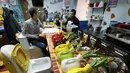 Sejumlah Vas bunga terlihat di Kafe Crazy Toilet di pusat kota Moskow, Rusia (30/10/2015). Cafe ini dibuka tiap hari jumat dan menyajikan beberapa makanan untuk para tamu dengan peralatan yang ada di kamar mandi kecil. (REUTERS/Sergei Karpukhin)