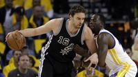 Pau Gasol dibuat tak berkutik saat Spurs menyerah 136-100 dari Warriors  (AP Photo/Marcio Jose Sanchez)