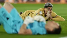 Aksi bek Barcelona Ronald Araujo saat bertandang ke markas Almeria pada pekan ke-23 Liga Spanyol di Power Horse Stadium, Senin dini hari WIB (27/2/2023). Skuad asuhan Xavi kalah tipis 0-1 atas Almeria. (AP Photo/Jose Breton)