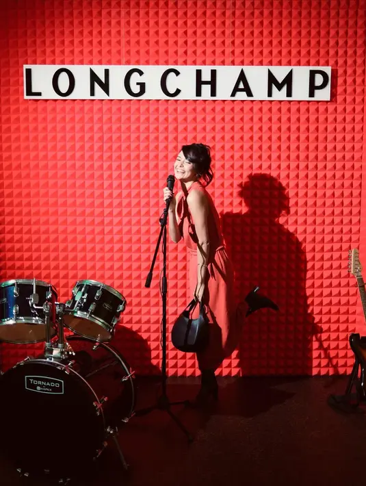 Lengkapi busananya, Amanda Rawles pilih jinjing handbag dan boots heels hitam [@amandarawles]