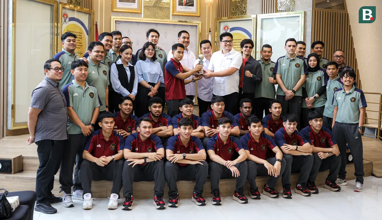 <p>Timnas futsal Indonesia, berfoto bersama dengan Menpora Dito Ariotedjo dan Wamen Taufik Hidayat saat acara audiensi yang berlangsung di Kemenpora, Senayan, Jakarta, Selasa (12/11/2024) WIB. (Bola.com/Bagaskara Lazuardi)</p>
