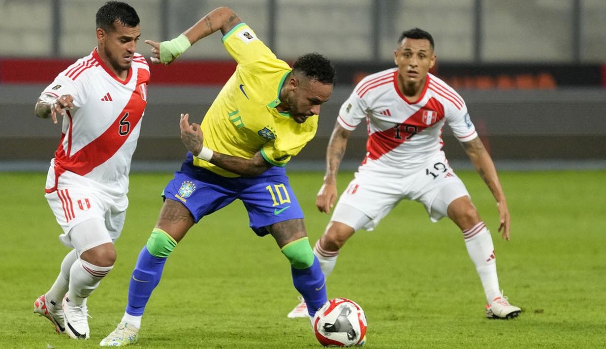 Pemain Brasil, Neymar, berusaha melewati pemain Peru Miguel Trauco pada laga kualifikasi Piala Dunia 2026 zona CONMEBOL, Rabu, (13/9/2023). Tim Samba menang dengan skor tipis 1-0. (AP Photo/Martin Mejia)
