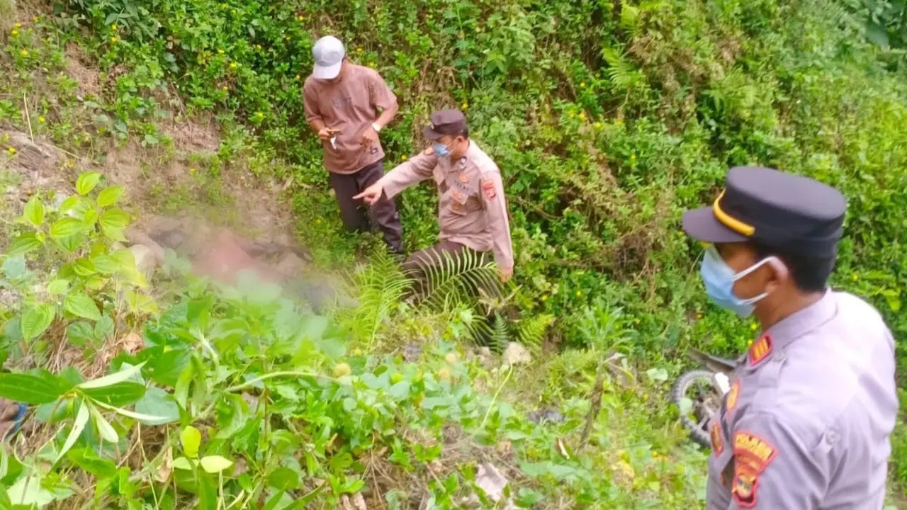 TKP penemuan jasad pria sudah membusuk di dalam jurang di Tanggamus, Lampung.