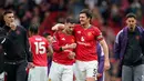 Hingga laga bubar, skor tak berubah, dan MU pun berhasil meraih kemenangan. Tambahan tiga poin juga memastikan Setan Merah sebuah tiket Liga Champions. (AP Photo/Dave Thompson)