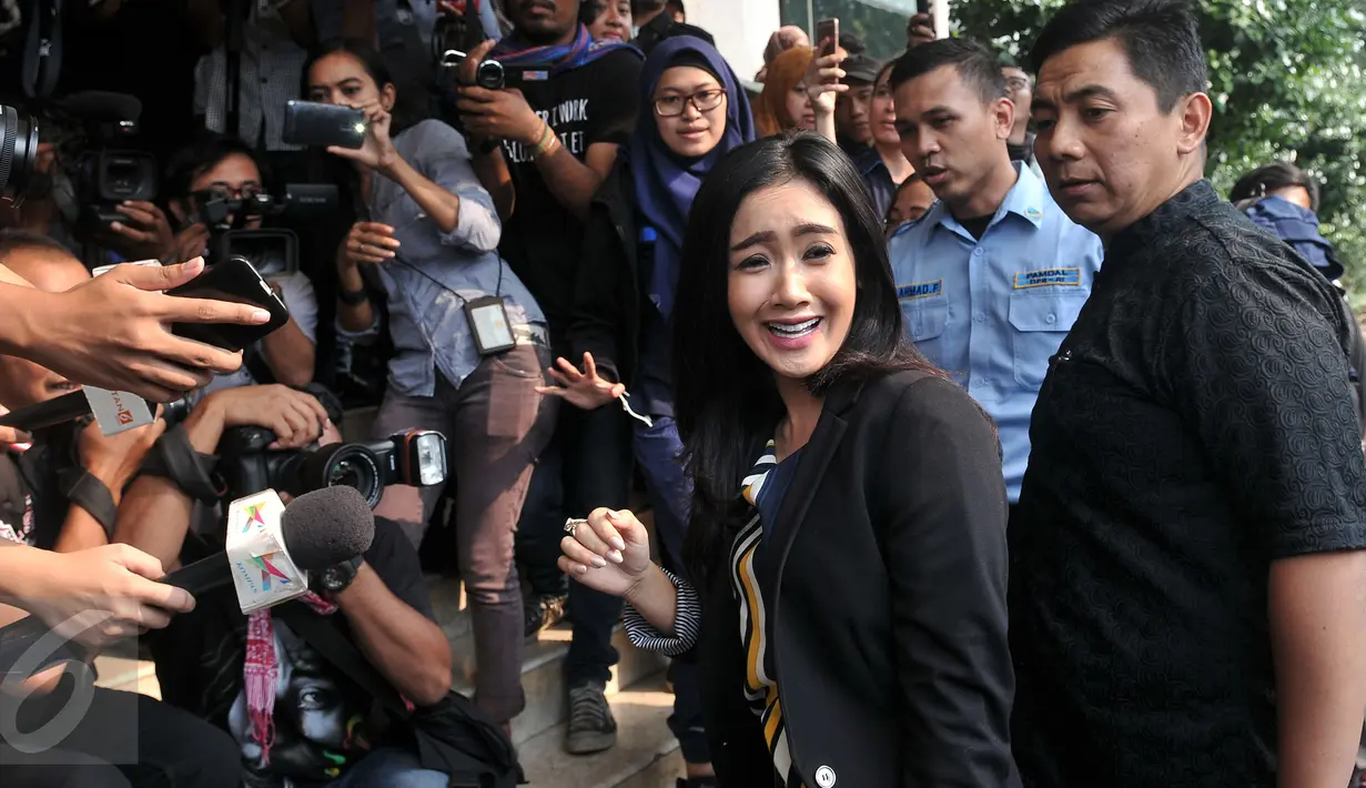 Senyum Cita Citata sebelum memasuki kantor MKD DPR RI di Kompleks Parlemen, Jakarta, Jumat (5/8). Kedatangan Cita Citata untuk melaporkan mantan pacarnya, anggota DPR F-Gerindra, Amrullah Amri Tuasikal terkait kasus penipuan. (Liputan6.com/Johan Tallo)