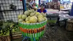 Pedagang mendorong gerobak berisi buah segar yang akan di jual di pasar Kramat Jati, Jakarta, Kamis (13/3/2025). (Liputan6.com/Angga Yuniar)