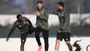 Pemain Juventus, Benedikt Howedes, Kwadwo Asamoah dan Sami Khedira, saat sesi latihan jelang laga Liga Champions di kompleks training center Juventus, Selasa (21/11/2017). Juventus akan berhadapan dengan Barcelona. (AFP/Marco Bertorello)