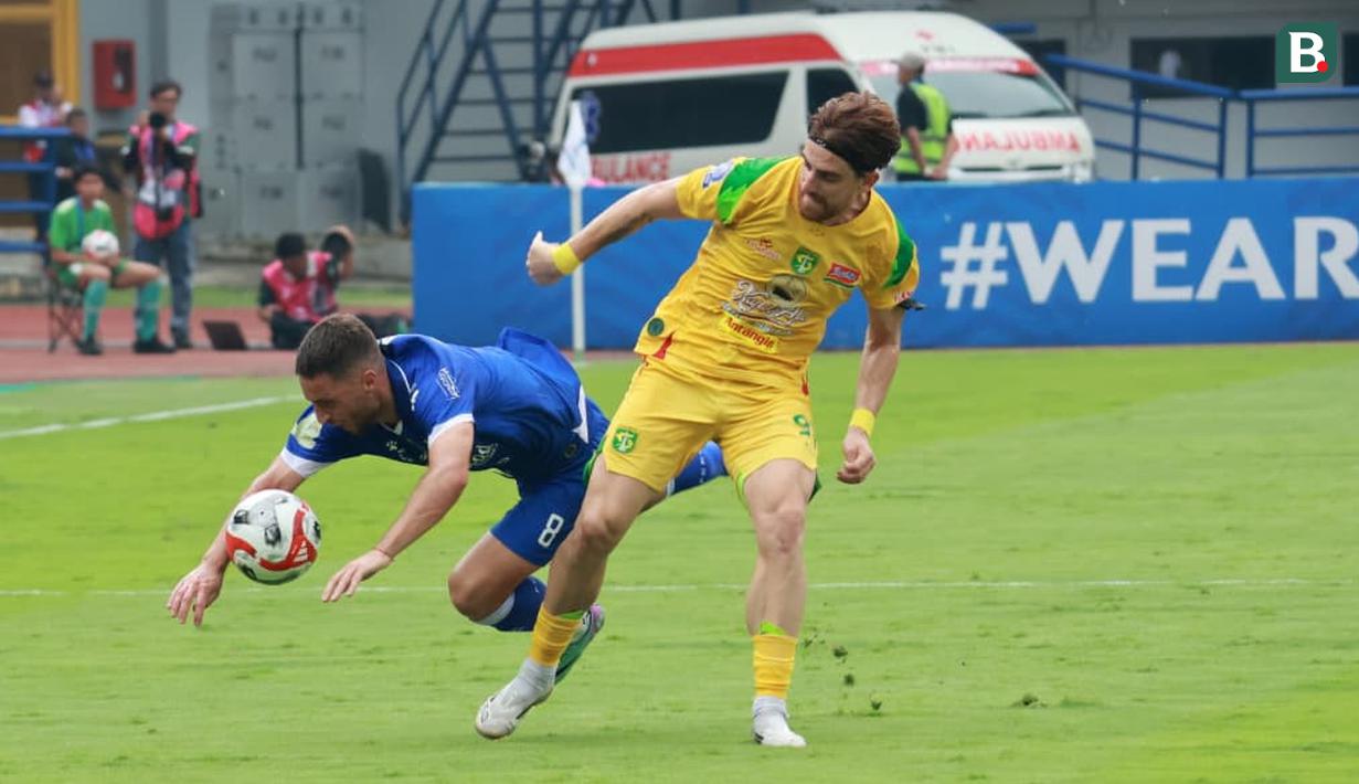 <p>Pertandingan tersebut sempat diwarnai dengan hujan deras dan membuat genangan air di beberapa titik lapangan hingga membuat laga dihentikan pada menit ke-72. (Bola.com/Erwin Snaz)</p>