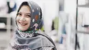 Hijab bermotif ini dipadukan Andhara dengan blus berwarna nvy bluenya. Dan pastinya ini semakin membuat penampilannya terlihat lebih santun. (Instagram/andharaearly)