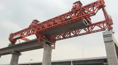 Foto pada 2 September 2020 menunjukkan lokasi pekerjaan pemasangan gelagar kotak (box girder) jalur Kereta Cepat Jakarta-Bandung (KCJB). Pemasangan gelagar sedang berlangsung di ketiga balok yard di sepanjang jalur Kereta Cepat Jakarta-Bandung dalam tiga hari terakhir. (Xinhua/Du Yu)