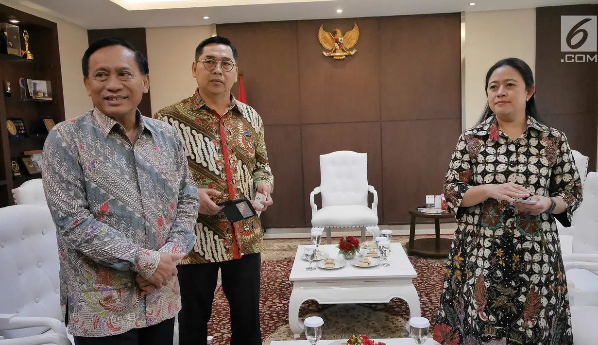 Menko PMK Puan Maharani (kanan) saat menerima kunjungan petinggi Emtek Grup di kantor Kemenko PMK, Jakarta, Selasa (19/2). Emtek Grup dan Kemenko PMK menjalin kerja sama terkait masalah bakti sosial. (Liputan6.com/Herman Zakharia)