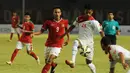 Penyerang timnas Indonesia U-23, Muchlis Hadi Ning Syaifulloh (tengah) berebut bola dengan Ezequiel Dos Santos Fernandes (Timor Leste) di kualifikasi grup H Piala Asia 2016 di Stadion GBK Jakarta, Jumat (27/3/2015). (Liputan6.com/Helmi Fithriansyah)