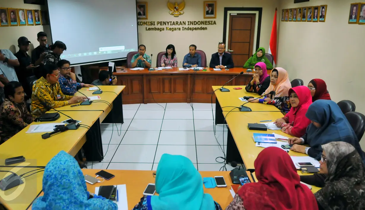 Massa yang tergabung dalam Gerakan Indonesia Beradab (GIB) mendatangi gedung KPI, Jakarta, Selasa (1/3/2016). Kedatangan mereka untuk mendukung KPI yang melarang penayangan perilaku atau kampanye LGBT lewat televisi. (Liputan6.com/Faizal R Syam)