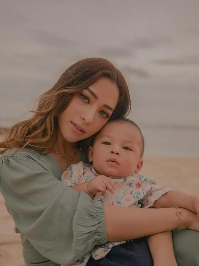 OOTD Selebriti saat Bermain di Pantai Bareng Anak