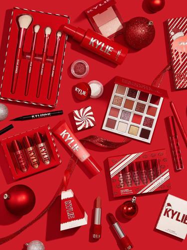 Kylie Jenner Meriahkan Natal dengan Koleksi Makeup dari Santa