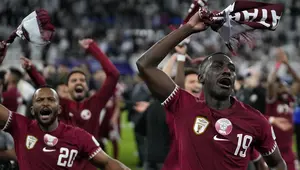 Pemain Qatar, Almoez Ali dan rekan-rekannya merayakan kemenangan atas Iran pada laga semifinal Piala Asia 2023 di Al Thumama Stadium, Doha, Qatar, Rabu (07/02/2024). (AP Photo/Thanassis Stavrakis)