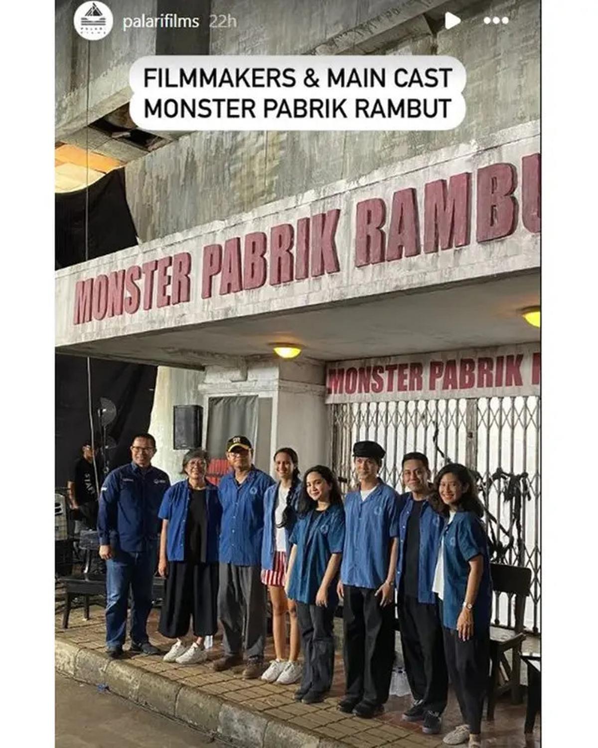 6 Potret Dian Sastrowardoyo Jadi Produser Eksekutif Film Monster Pabrik Rambut