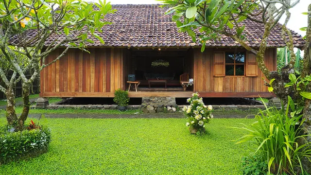 Desain Rumah Desa dengan Taman Mini yang Bikin Udara Dingin (AI)