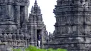 Mantan Presiden Amerika Serikat, Barack Obama keluar dari salah satu bangunan Candi Prambanan, Yogyakarta, Kamis (29/6). Barack Obama beserta keluarga berlibur dan mengunjungi sejumlah tempat di Yogyakarta. (Liputan6.com/Helmi Fithriansyah)