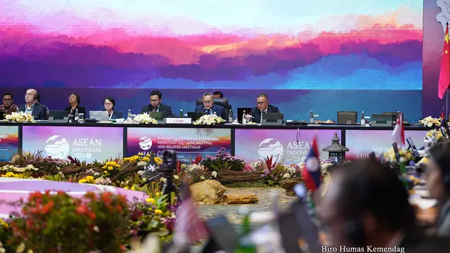 Menteri Perdagangan (Mendag) Zulkifli Hasan memimpin pertemuan konsultatif Menteri Ekonomi ASEAN-Kementerian Perdagangan (Mofcom) China dalam rangkaian Pertemuan Menteri Ekonomi ASEAN (AEM) ke-55, di Semarang, Jawa Tengah, Senin, (21/8/2023). (Dok Kemenda