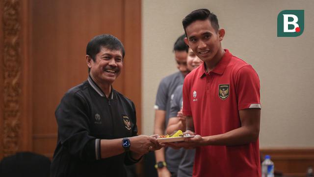 Foto: Indra Sjafri dan Timnas Indonesia U-22 Gelar Potong Tumpeng