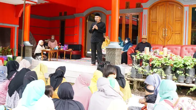 Puluhan emak-emak anggota Koperasi Wanita Mitra Amanah (KWMA) Kampung Mularajeun, Desa Mekarmukti, Kecamatan Cilawu, Kabupaten Garut, Jawa Barat, tengah mendapatkan bimbingan teknis dari Kecamatan Cilawu.