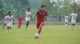 Pemain Persija Jakarta, Witan Sulaeman menguasai bola saat menghadapi Persipu FC pada laga uji coba menjelang bergulirnya Liga 1 musim 2023/2024 di Persija Training Center, Nirwana Park, Bojongsari, Depok, Sabtu (10/6/2023) sore WIB. (Dok. Persija)