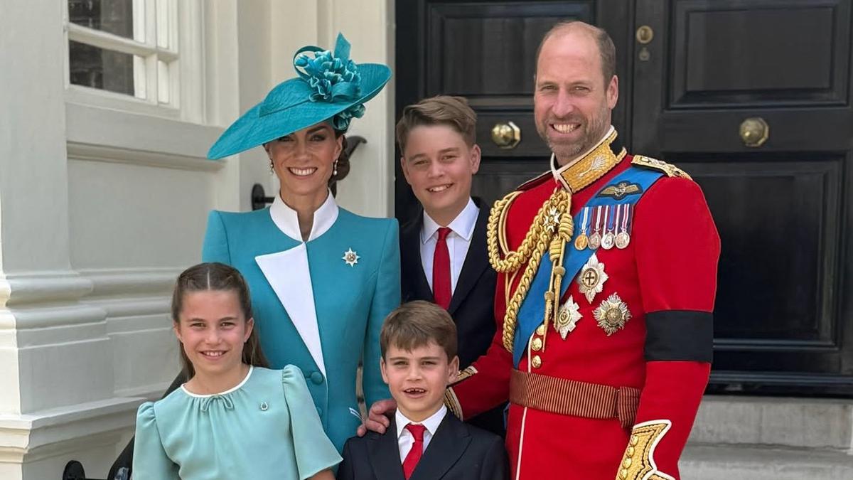 Gaya Kate Middleton Dibalut Coat Dress Mirip Putri Diana dan Kenakan Anting Ratu Elizabeth, Tampil Tosca dengan Putrinya di Trooping Color