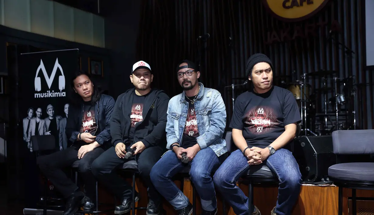 Grup ini beranggotakan Fadly (vokal), Rindra (bass), Yoyo (drum), dan Stephan (gitar). (Nurwahyunan/Bintang.com)