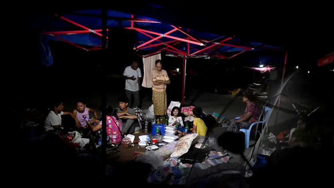 FOTO: Nestapa Korban Gempa Dahsyat Myanmar Bermalam di Tenda-Tenda Sementara