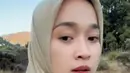 Seiring dengan hobinya yang suka menikmati keindahan alam, Ririe Fairus pun selalu nampak segar. Seolah pemandangan indah memenuhi hatinya untuk berbahagia. [Foto: Instagram/ririe_fairus]