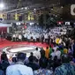 Suasana halaman Gedung Komisi Pemilihan Umum (KPU) sesaat sebelum acara debat perdana Calon Presiden pada Pilpres 2024, Jakarta, Selasa (12/12/2023). (Liputan6.com/Faizal Fanani)