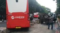 Transjakarta terguling di Jalan TB Simatupang, Jakarta, Kamis (20/9/2018). (Merdeka.com/Ronald)