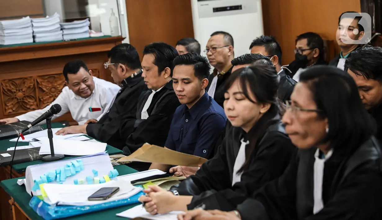 Terdakwa kasus pembunuhan berencana Brigadir Yosua Hutabarat atau Brigadir J, Richard Eliezer (tengah) dan Kuat Ma'ruf (kiri) menjalani sidang lanjutan di Pengadilan Negeri Jakarta Selatan, Jakarta, Senin (12/12/2022). Sidang itu beragenda mendengarkan keterangan saksi Putri Chandrawathi yang juga merupakan terdakwa dalam kasus yang sama. (Liputan6.com/Johan Tallo)