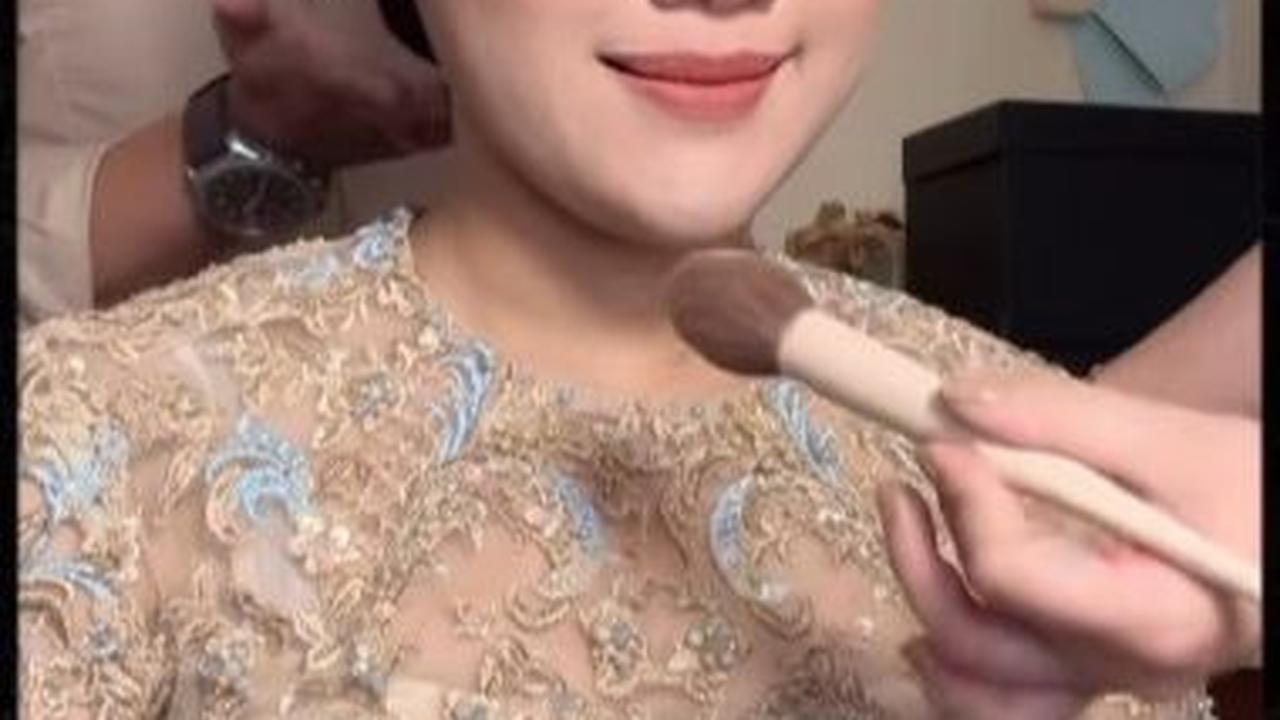 Sebelum acara digelar, Erina tampak didandani terlebih dulu. Aura bumil terpancar sangat cantik.