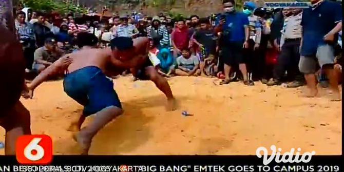 VIDEO: Tradisi Unik Gulat Okol dari Pamekasan untuk Minta Hujan