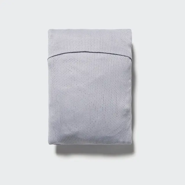 Bahannya yang ringan, adem, dan praktis