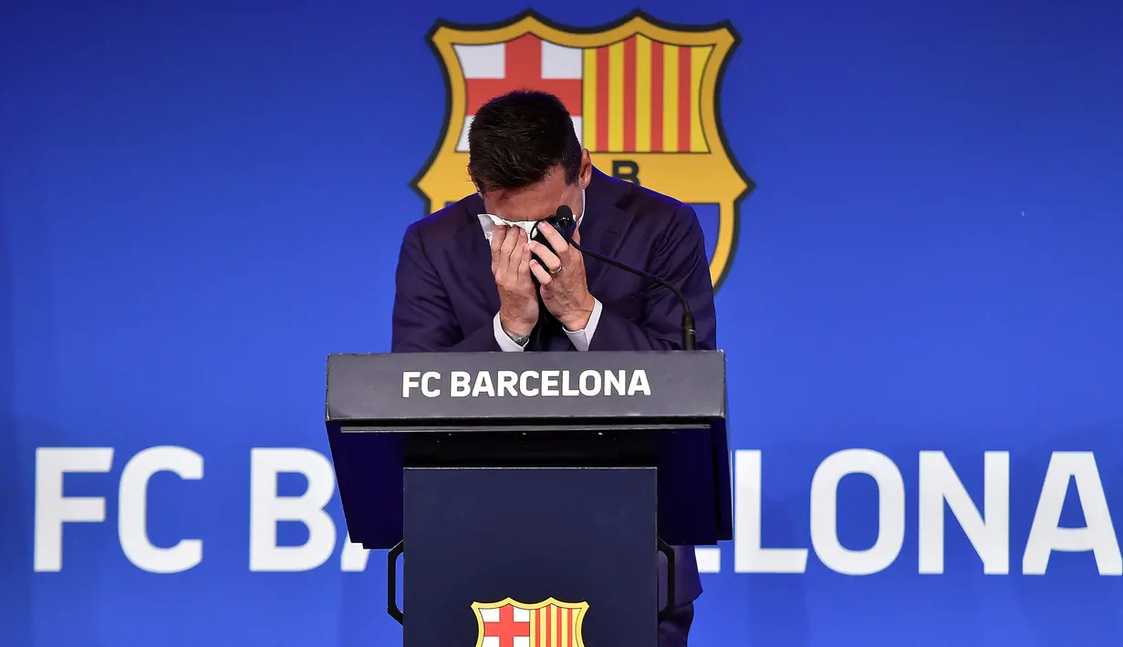 Konferensi pers tersebut digelar di Camp Nou dan dihadiri sejumlah wartawan dan pemain Barcelona, seperti Gerard Pique dan Jordi Alaba. (Foto: AFP/Pau Barrena)