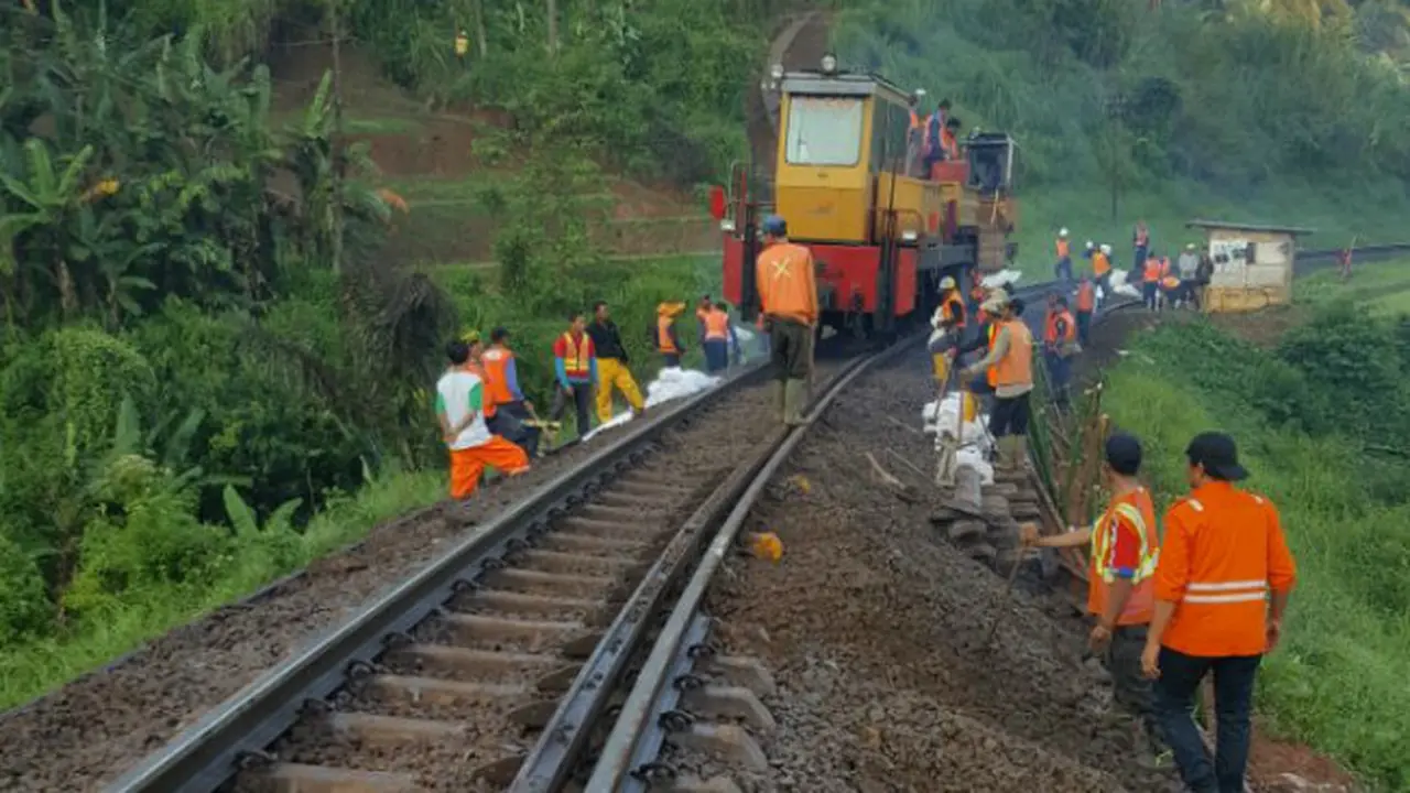 Jalur Kereta Api (KA) Jawa Barat (Jabar) Selatan Longsor