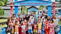 Paskalis Pigai bersama anak-anak dari Kampung Lopintol, Raja Ampat, Papua Barat.