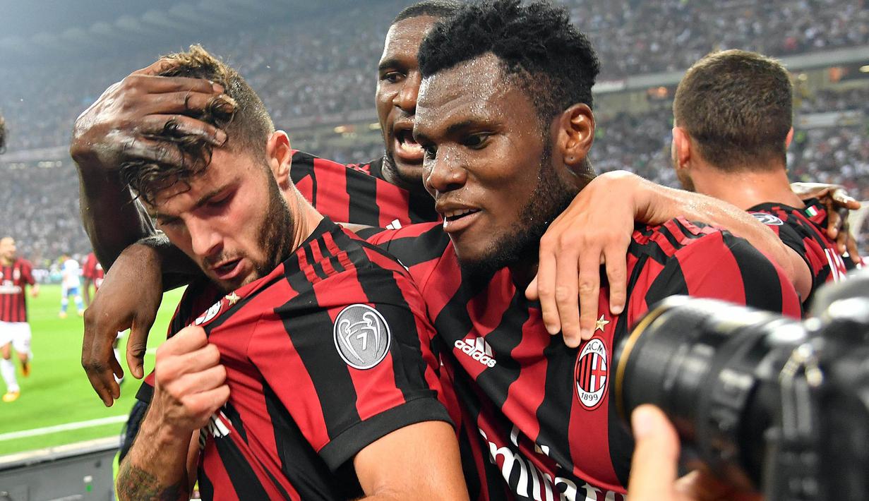 Striker AC Milan, Patrick Cutrone, melakukan selebrasi  usai mencetak gol ke gawang CSU Craiova pada laga kualifikasi Liga Europa di Stadion San Siro, Milan, Jumat (4/8/2017). AC Milan menang 2-0 atas CSU Craiova. (AP/Daniel Dal Zennaro)