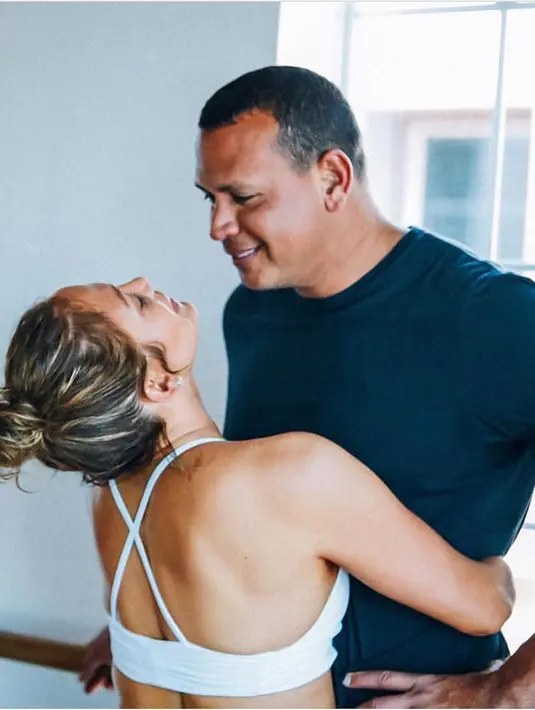 Jennifer Lopez pun sering mengunggah momen kebersamaannya dengan sang kekasih, Alex Rodriguez. (instagram/jlo)