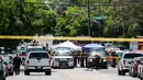 Polisi melakukan penyelidikan setelah insiden penembakan di Sekolah Dasar North Park di San Bernardino, California, Senin (10/4). Pelaku diduga bunuh diri setelah melakukan aksi penembakan di dalam sebuah kelas di SD tersebut. (AP Photo/Ringo H.W. Chiu)