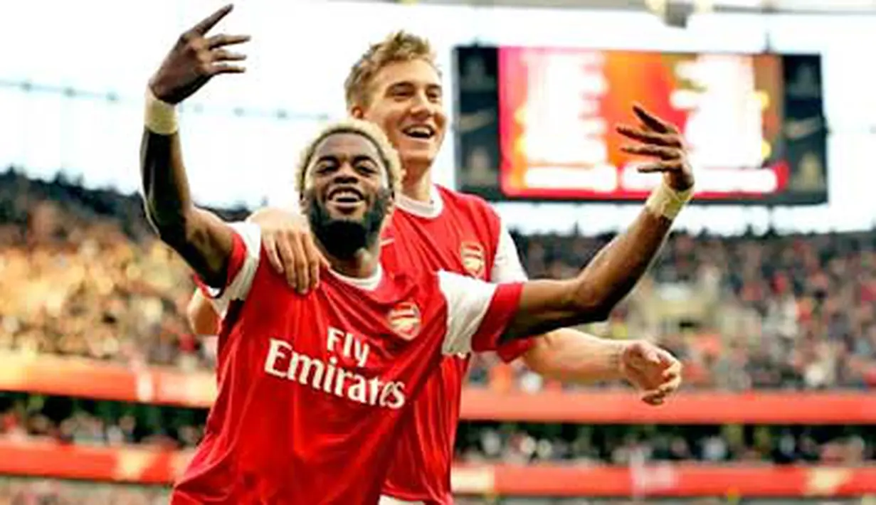 Gelandang Alex Song (kiri) bersorak kegirangan seusai melesakkan gol tunggal kemenangan Arsenal atas West Ham di Emirates Stadium, 30 Oktober 2010. AFP PHOTO/GLYN KIRK