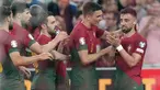Timnas Portugal sukses meraih tiga poin penuh setelah menghajar Bosnia Herzegovina 3-0 pada laga matchday ketiga Grup J Kualifikasi Euro 2024 di Luz Stadium, Lisbon, Portugal, Minggu (18/6/2023) dini hari WIB. Dua pemain yang mentas bersama klub asal Manchester, Bernardo Silva (Manchester City) dan Bruno Fernandes (Manchester United) menjadi bintang kemenangan dalam laga tersebut. Bernardo Silva menyumbang satu gol, sementara Bruno Fernandes berjasa mencetak dua gol dan satu assist. Dengan hasil ini Portugal sementara kukuh di puncak klasemen Grup J dengan 9 poin hasil dari sapu bersih 3 kemenangan dalam 3 laga. (AP Photo/Armando Franca)