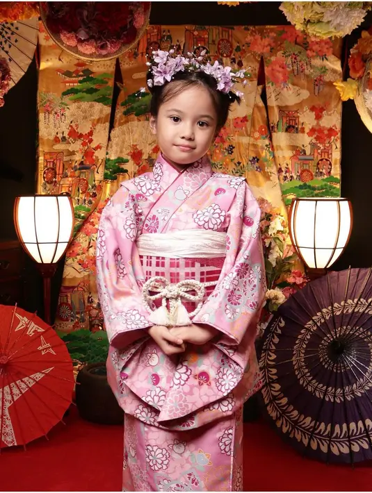 Kemudian Gading kenakan baju kimono nuansa warna hitam sambil membawa properti Samurai. (Instagram/gadiiing).