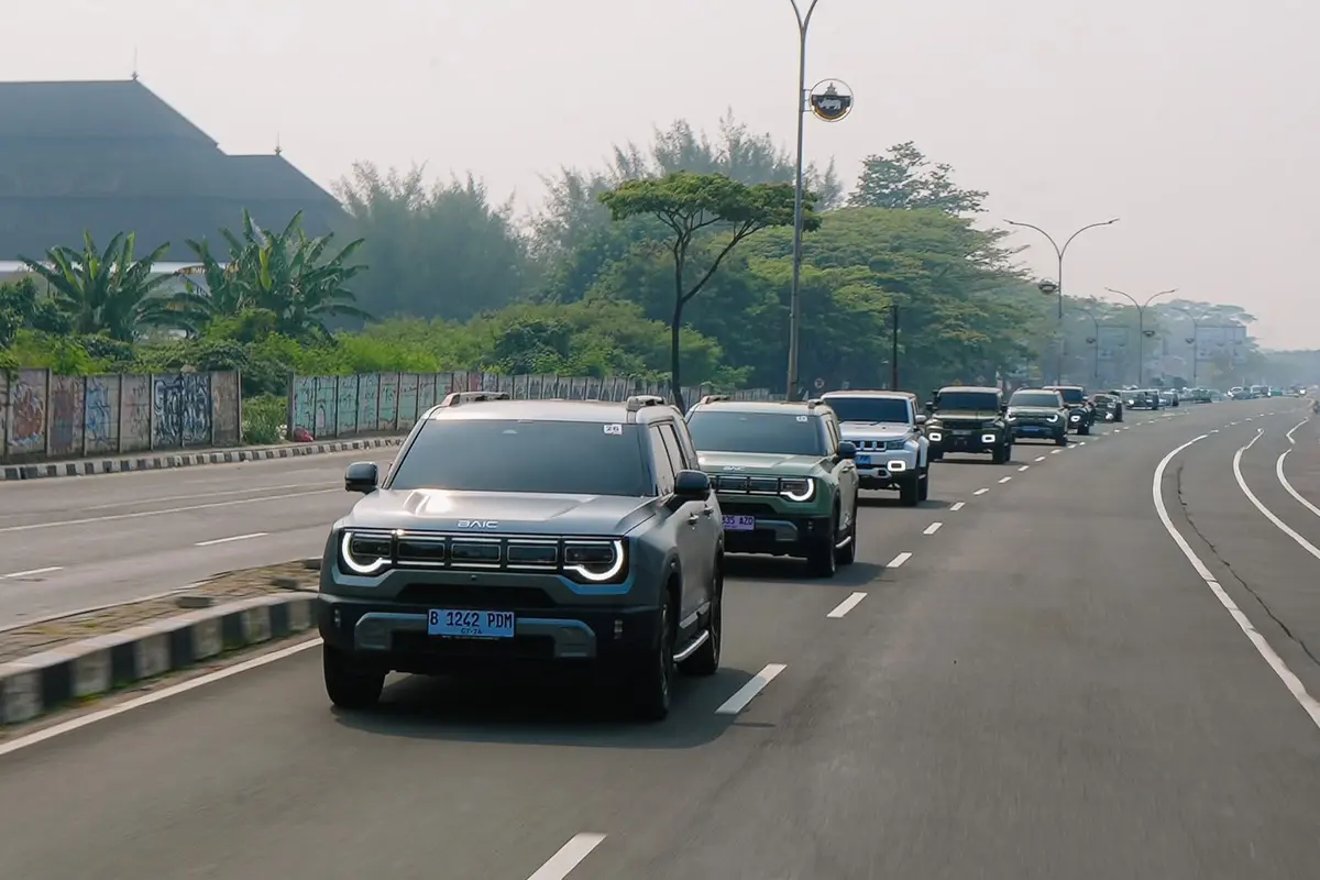 Mobil Off-Road BAIC melaukan konvoi ke Cerita.